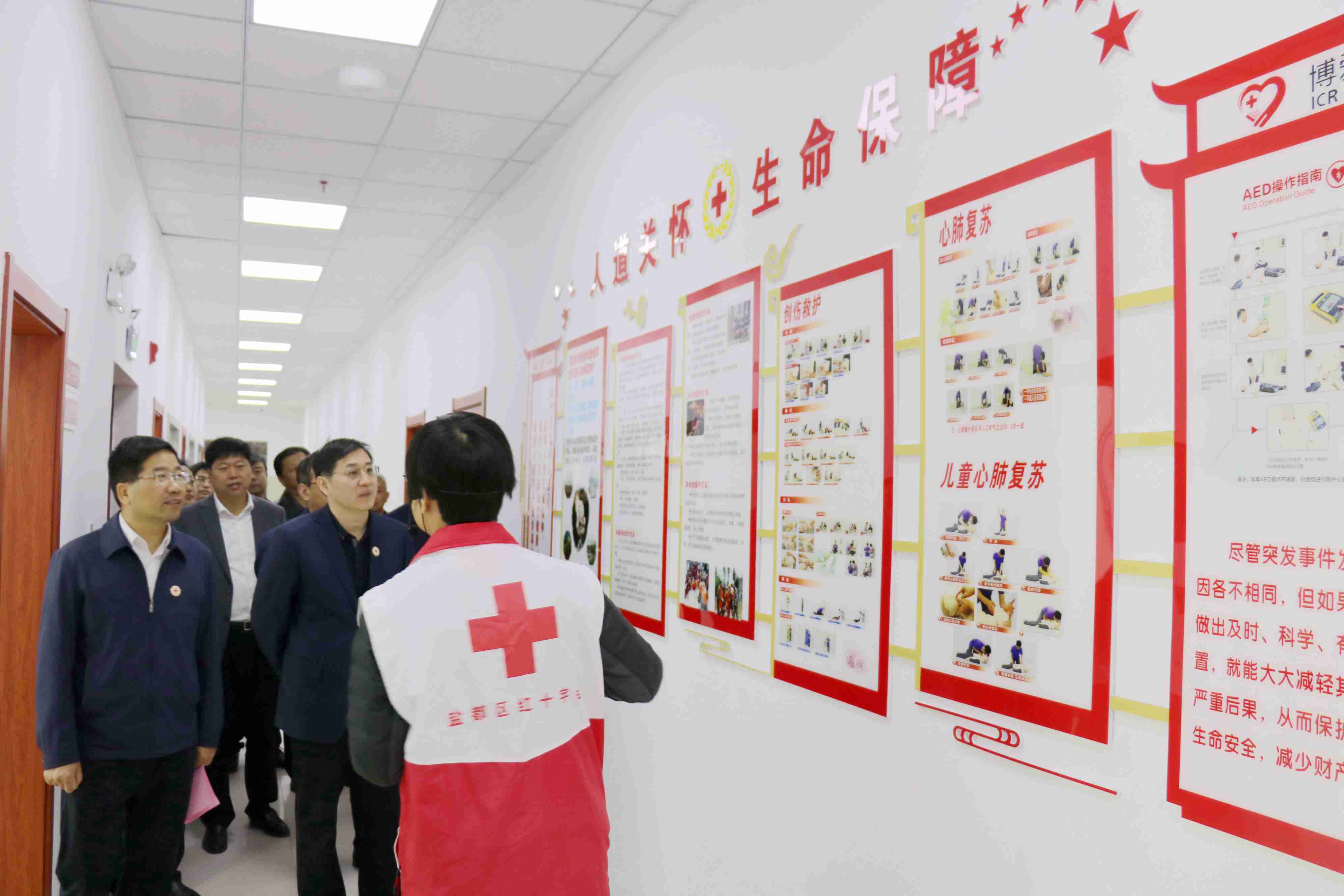 调研组察看东进路社区博爱家园红十字文化宣传墙_副本.jpg
