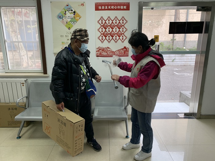 11.27栖化新村社区：暖心辅具送入户，切实关爱残疾人-1.jpg