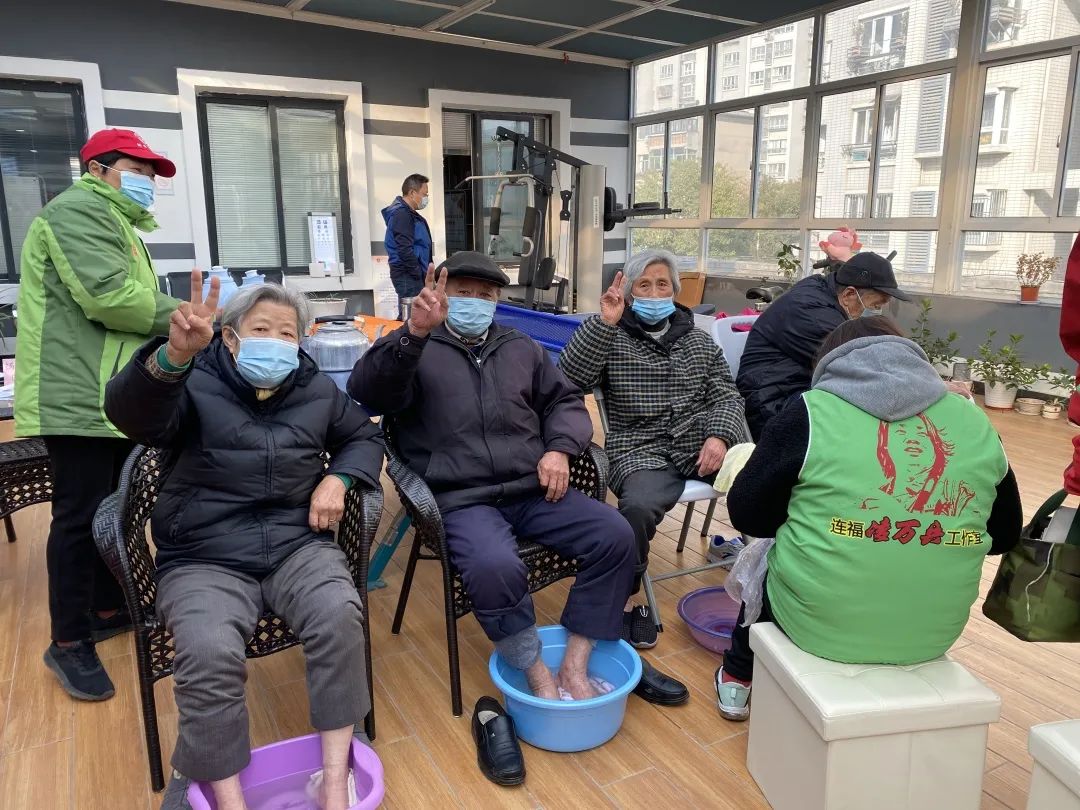 博爱家园 阳光房里志愿服务 居民心头“暖上加暖”.jpg