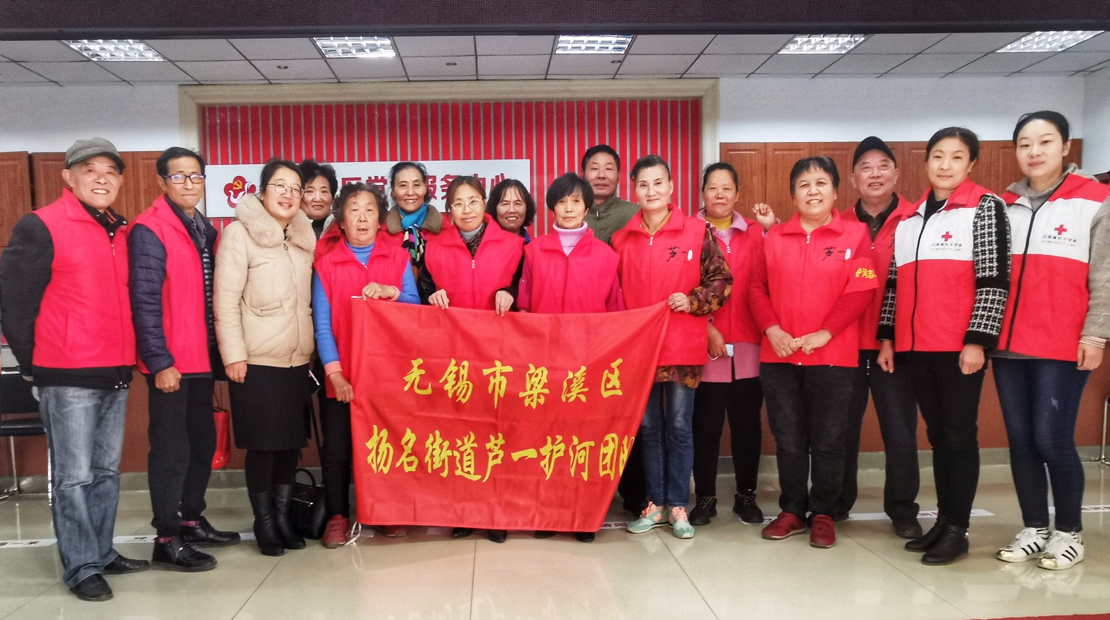 扬名街道芦一社区红十字护河队在行动.jpg