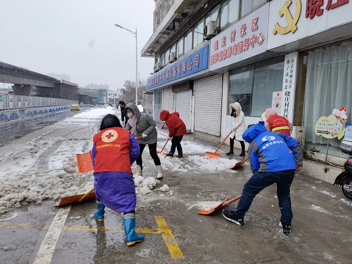 2.9红会志愿者为居民出行保驾护航-1.jpg