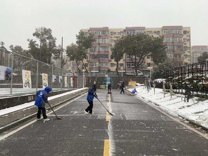 2.9栖化新村社区：全员齐上阵，扫雪更暖心-1.jpg