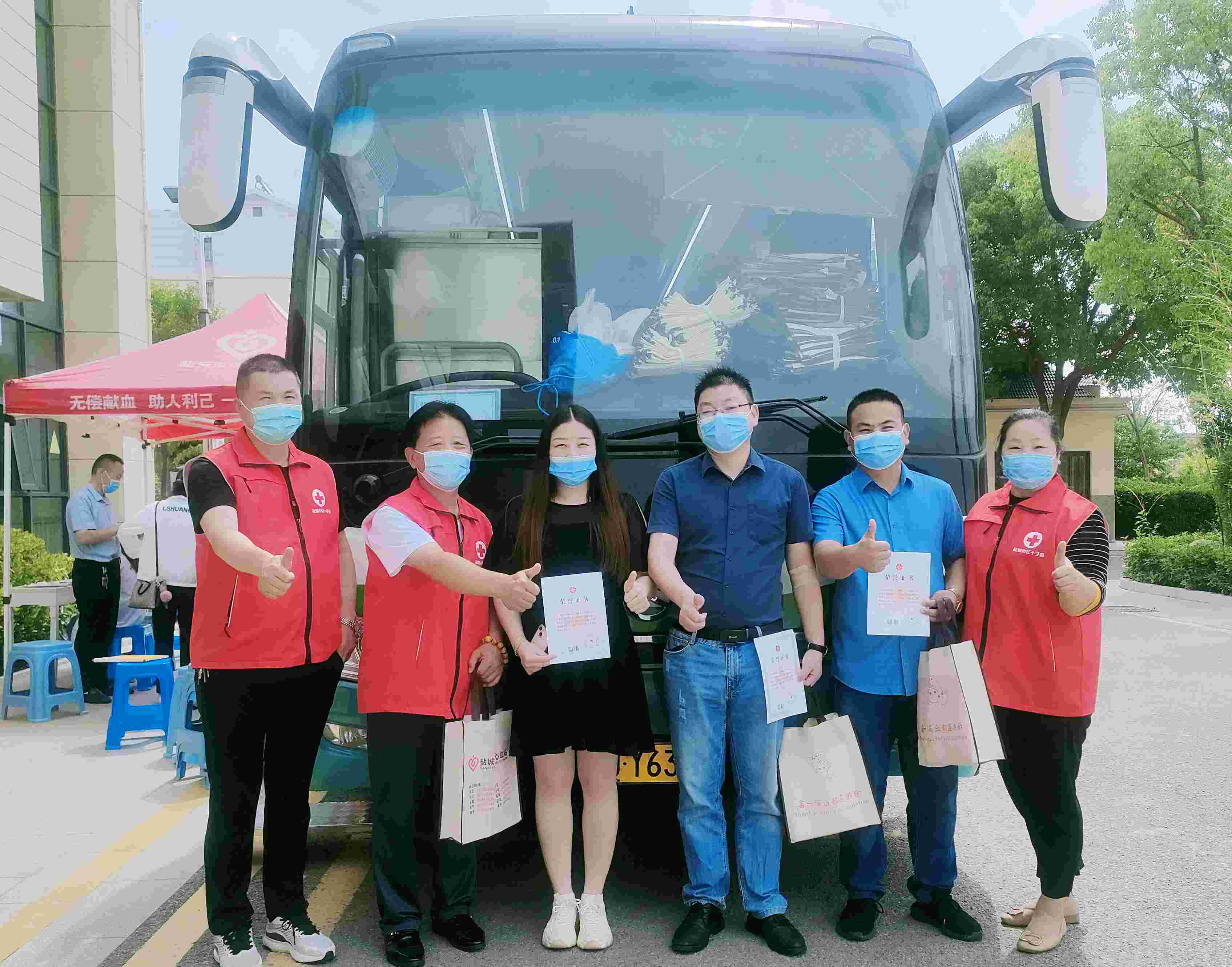 年轻的医护人员踊跃成为中华骨髓库志愿者_副本.jpg
