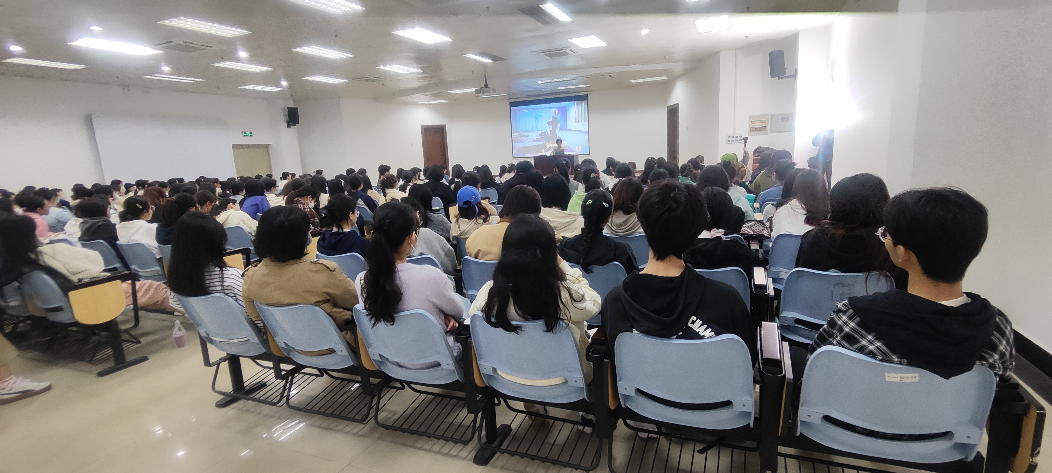 栖霞区红十字会为仙马赛事“保驾护航”01.jpg
