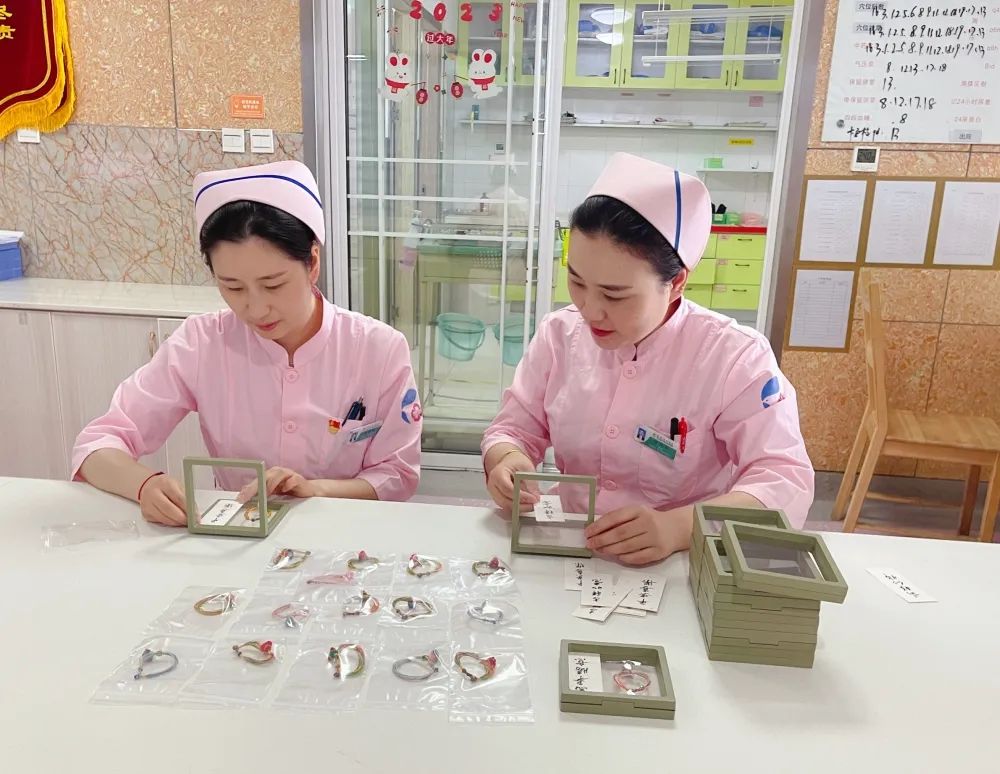 「七彩丝线缠 祝福暖心间 」盱眙县中医院产科开展端午节送祝福活动.jpg