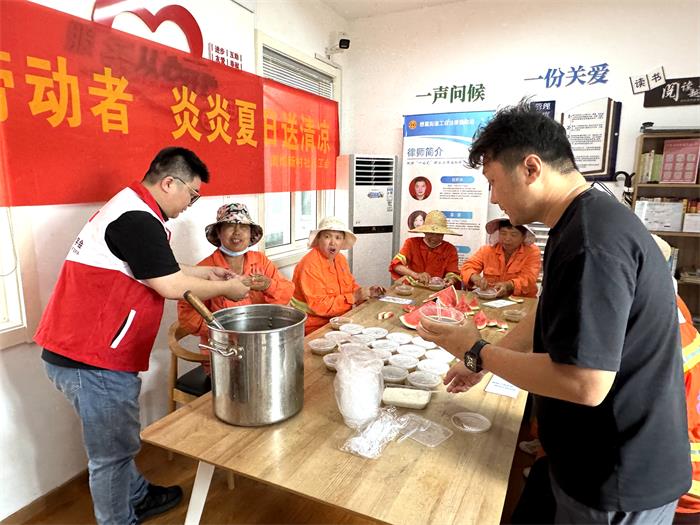 1、夏日炎炎送清凉 红会关怀在路上.jpg