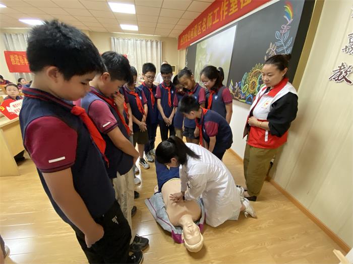 2、晓庄村社区：“关爱生命 就在身边”应急救护培训进校园.jpg