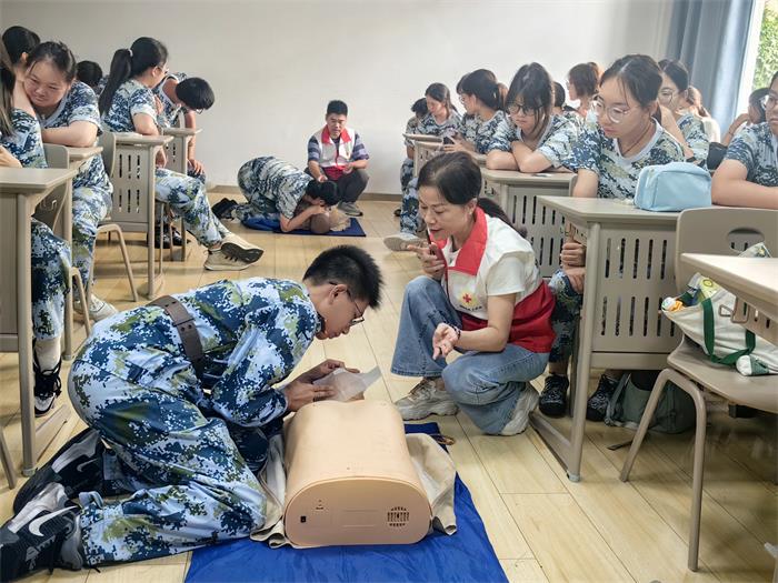 9、关爱生命 救在身边  红十字应急救护培训进校园.jpg