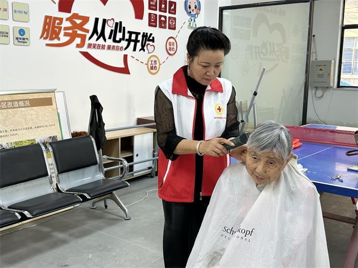 2、化纤新村社区：开展敬老服务“便民集市” (2).jpg